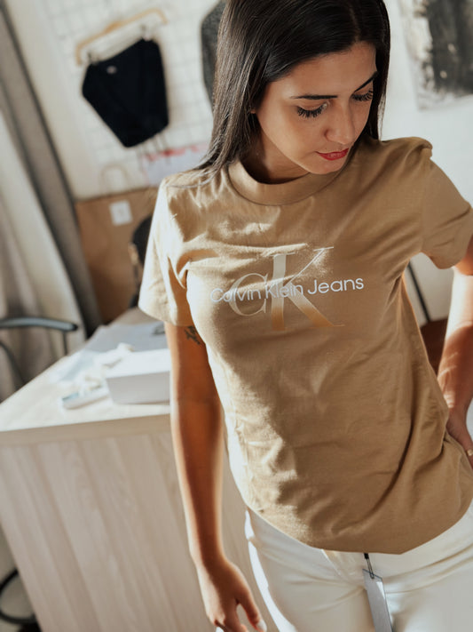 T-shirt Calvin Klein marrón